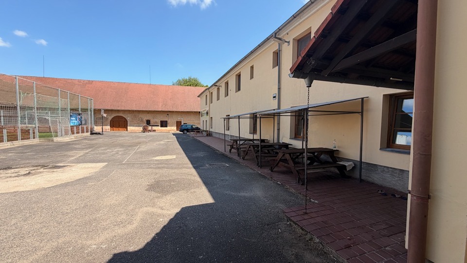 Dvůr sportovního areálu mezi budovami