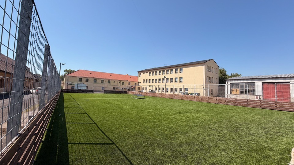 Venkovní hřiště na dvoře areálu z bočního pohledu
