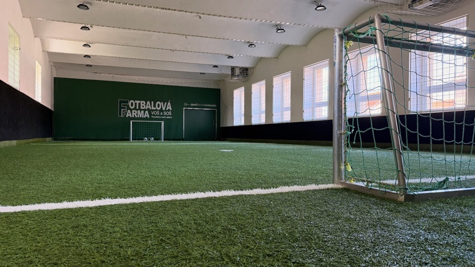 Celkový pohled do vnitřního hřiště s umělým trávníkem