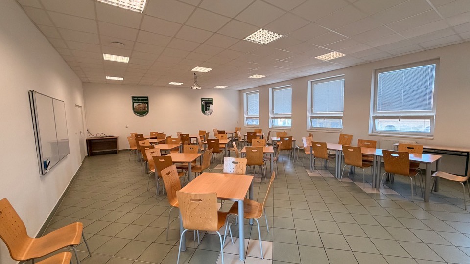 Jídelna pro skupiny s prostorem pro společné stravování