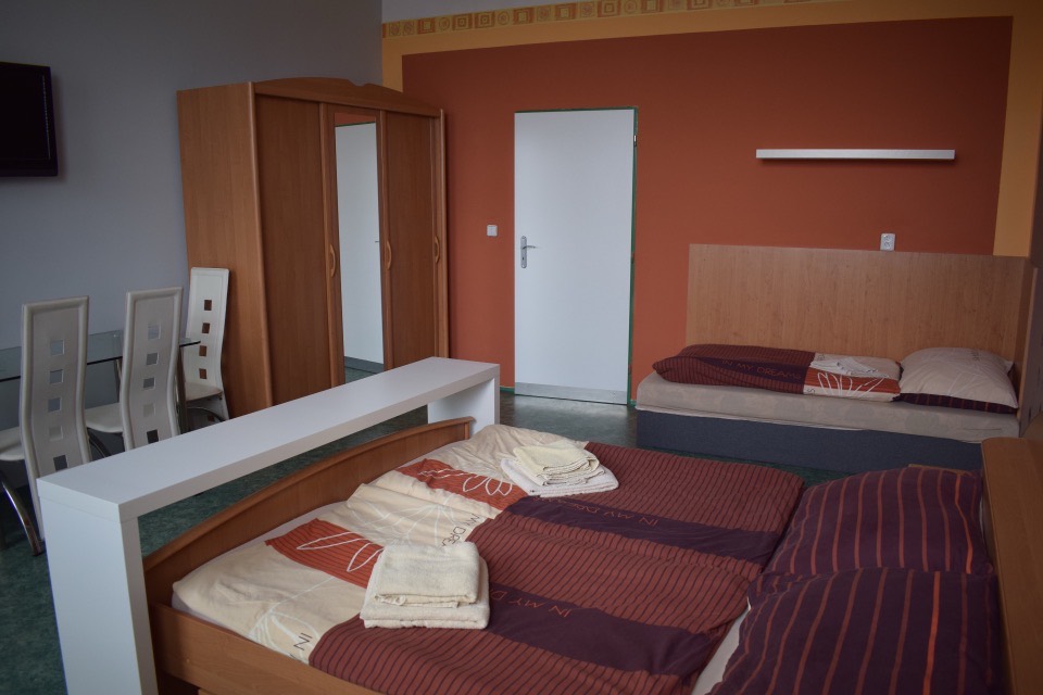Interiér apartmánu v nové budově s lůžky a nábytkem